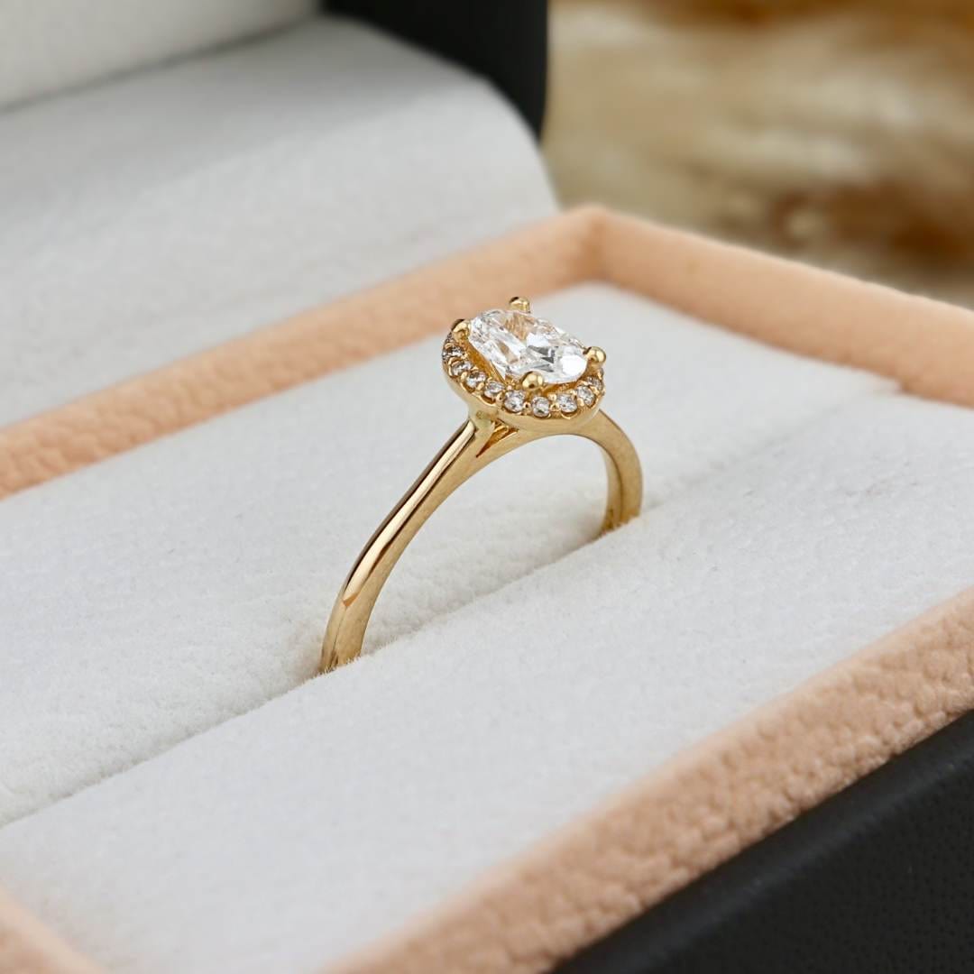 Bague Halo Oval et diamants 0,6 ctw Mathieu Blanchard Bagues Bagues de fiançailles modernes Halo Diamant Émeraude 0,60 ctw | Mathieu Blanchard Mathieu Blanchard Joaillerie
