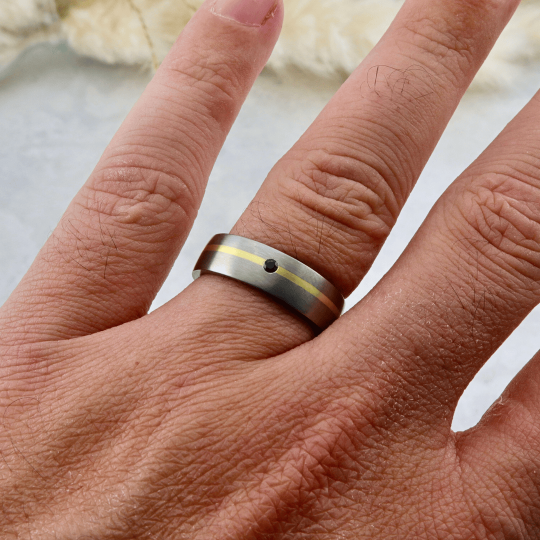 Bague Horizon Saphir en titane et or vert 20K Christine Dwane Jonc sur mesure en or 20K, titane et saphir noir | Mathieu Blanchard Mathieu Blanchard Joaillerie