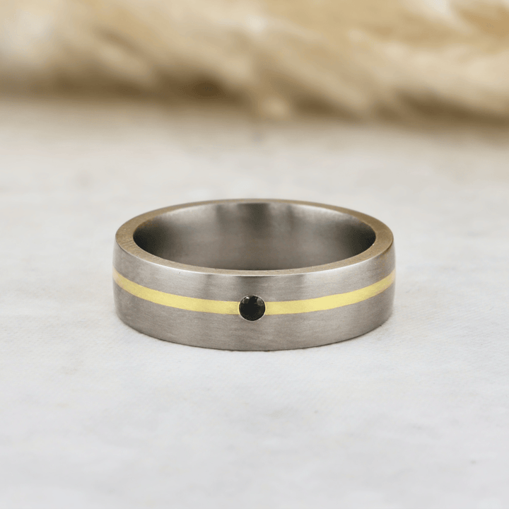 Bague Horizon Saphir en titane et or vert 20K Christine Dwane Jonc sur mesure en or 20K, titane et saphir noir | Mathieu Blanchard Mathieu Blanchard Joaillerie