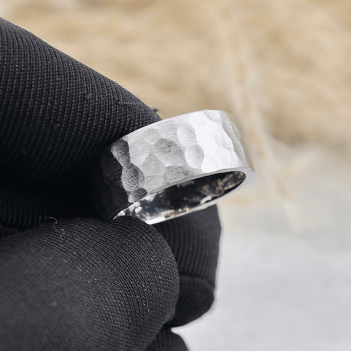 Bague jonc martelée brossée Mathieu Blanchard Jonc en platine martelé et brossé  | Mathieu Blanchard Mathieu Blanchard Joaillerie