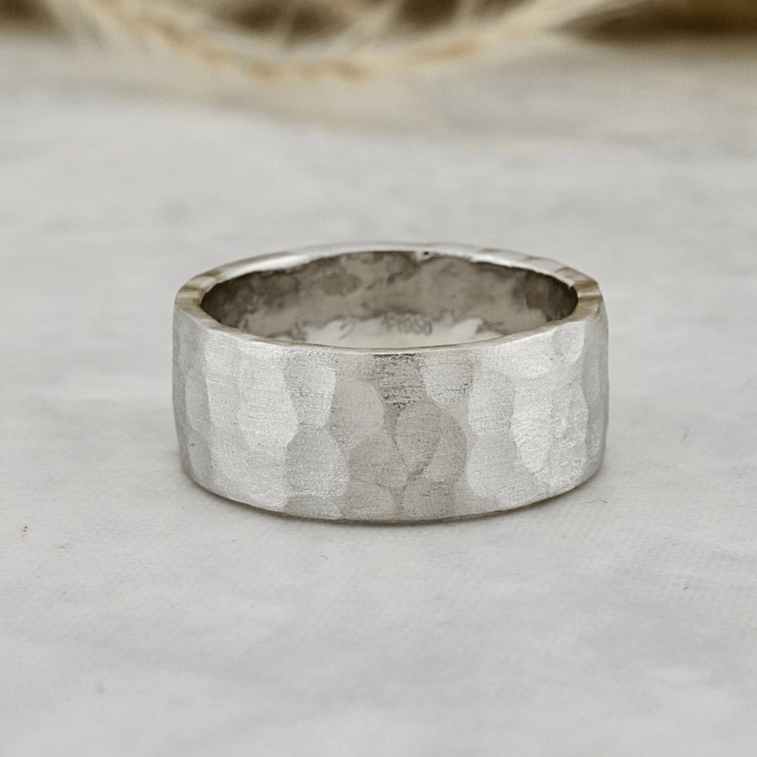 Bague jonc martelée brossée Mathieu Blanchard Jonc en platine martelé et brossé  | Mathieu Blanchard Mathieu Blanchard Joaillerie