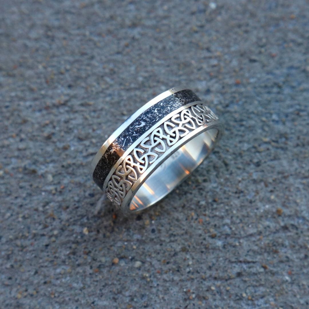 Bague jonc Météorite Celtique Mathieu Blanchard Bague motif celtique et météorite Gibeon | Mathieu Blanchard Mathieu Blanchard Joaillerie