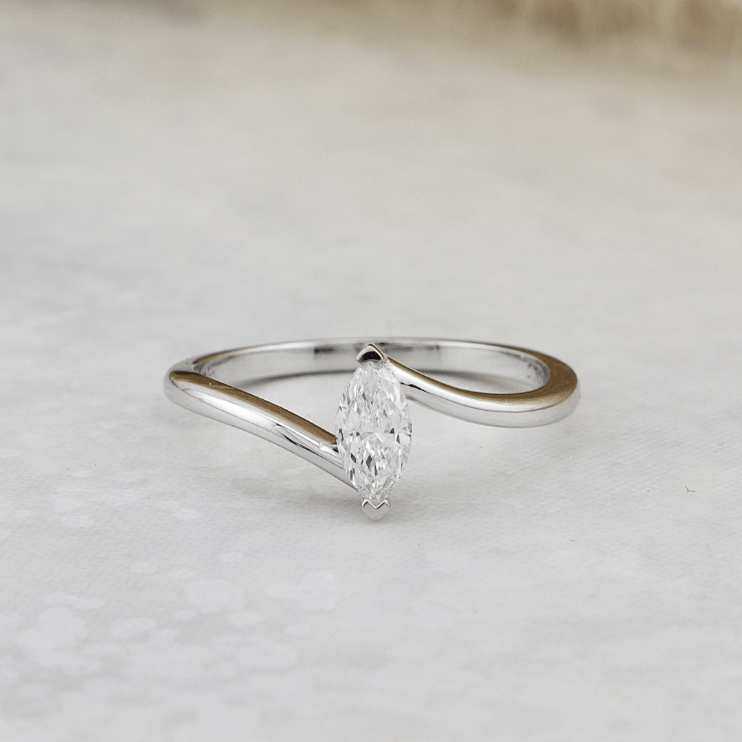 Bague Marquise et diamant 0,3 ct Mathieu Blanchard Bagues 5 / Or blanc 14K PBA5OM14799S-5 Bague Marquise en or 14K et diamant marquise 0,3ct | Mathieu Blanchard Mathieu Blanchard Joaillerie