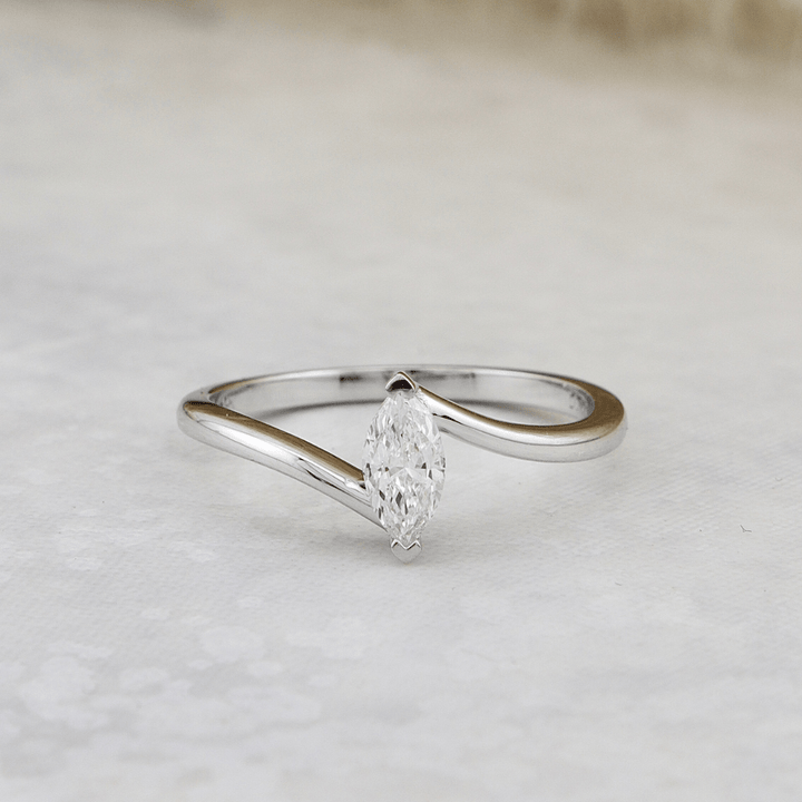 Bague Marquise et diamant 0,3 ct Mathieu Blanchard Bagues 5 / Or blanc 14K PBA5OM14799S-5 Bague Marquise en or 14K et diamant marquise 0,3ct | Mathieu Blanchard Mathieu Blanchard Joaillerie