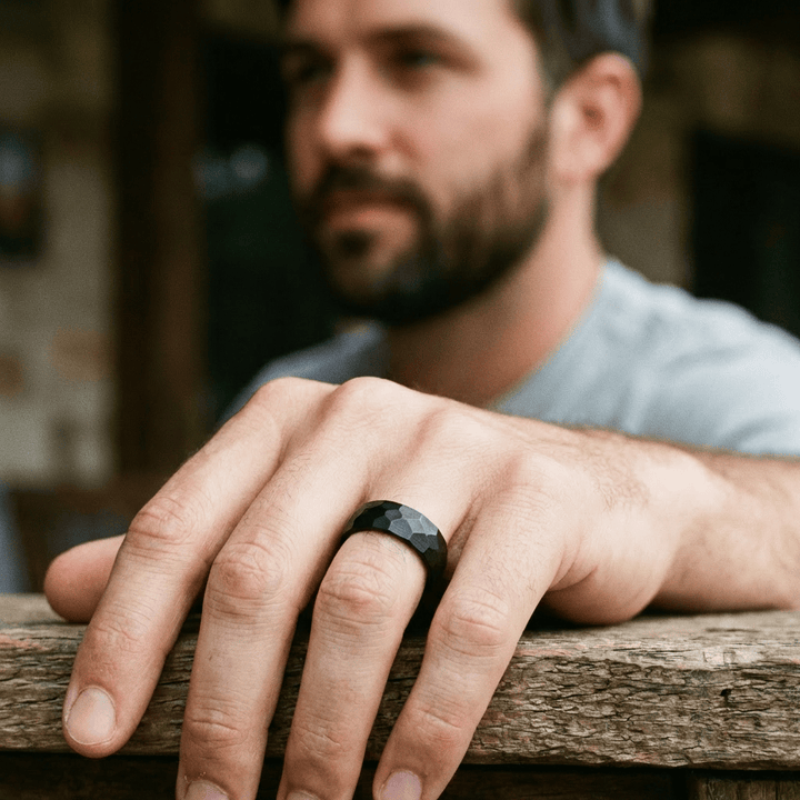 Roadtripmadewood Bagues Bague martelée - facetté en tungstène