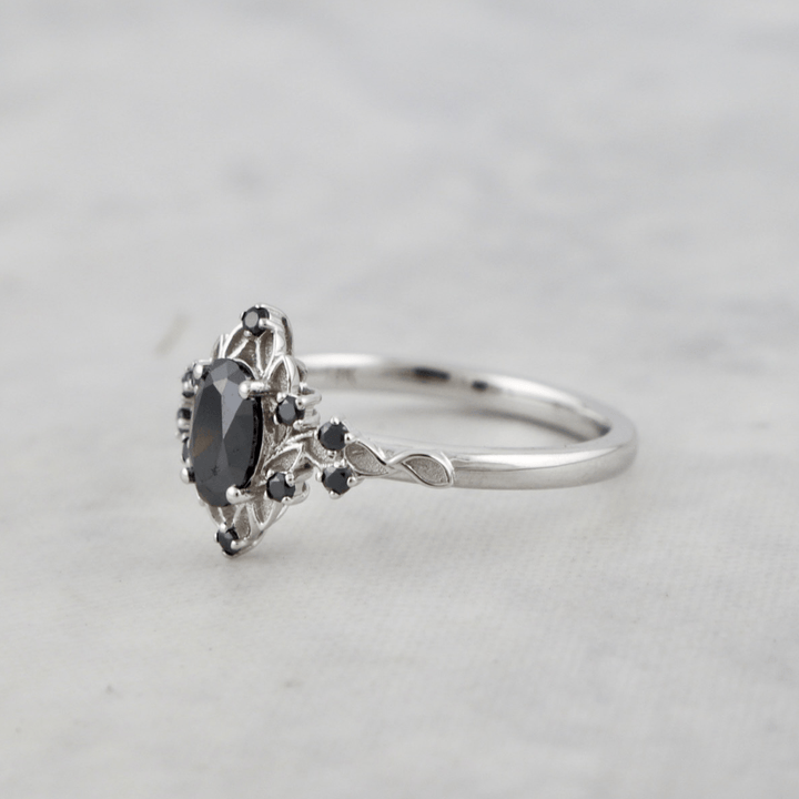 Bague Moissanites noires Mathieu Blanchard Bague de Fiançailles Florale en moissanites noires | Mathieu Blanchard Mathieu Blanchard Joaillerie