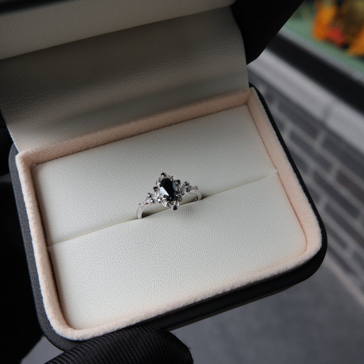 Bague Moissanites noires Mathieu Blanchard Bague de Fiançailles Florale en moissanites noires | Mathieu Blanchard Mathieu Blanchard Joaillerie