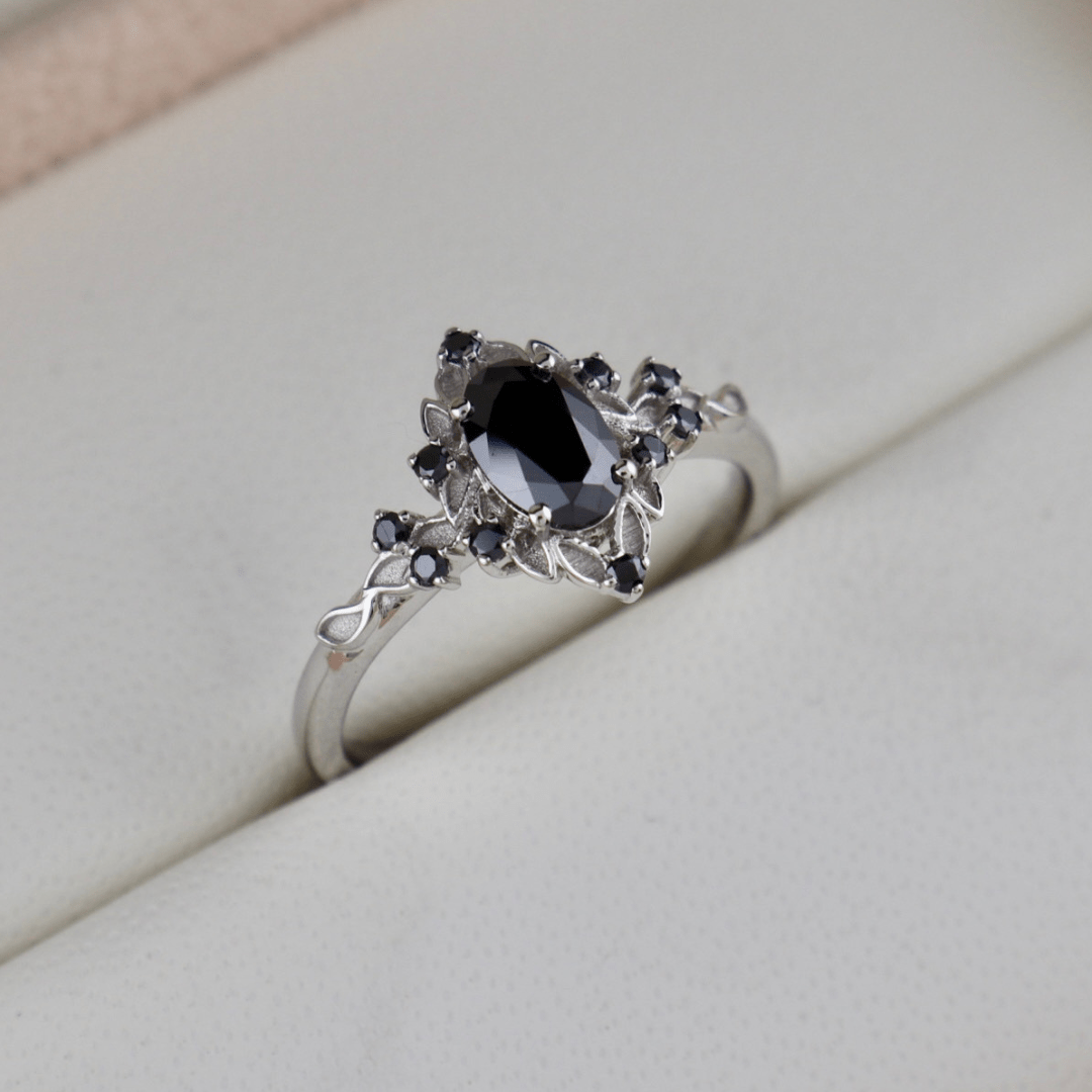 Bague Moissanites noires Mathieu Blanchard Bague de Fiançailles Florale en moissanites noires | Mathieu Blanchard Mathieu Blanchard Joaillerie