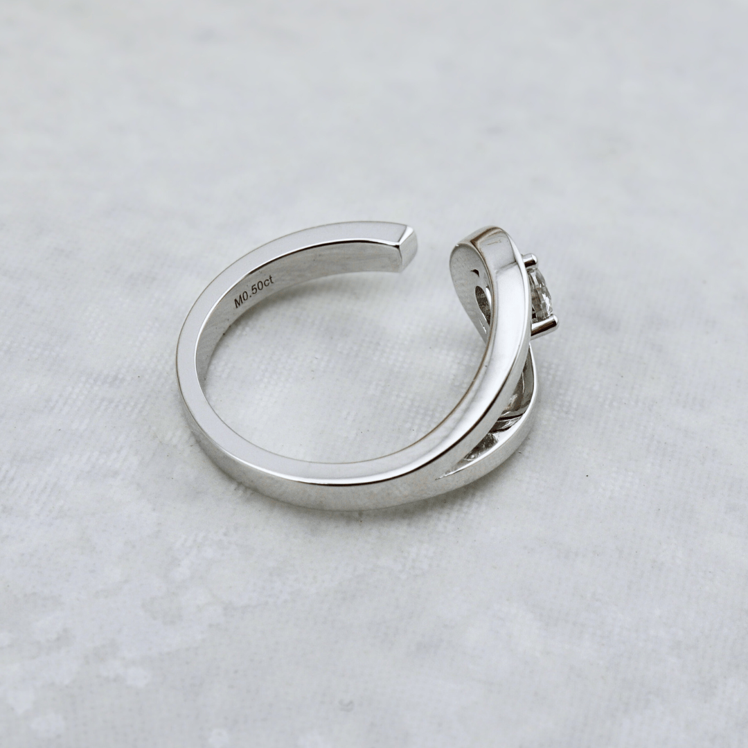 Bague Naïa et moissanite en argent sterling Mathieu Blanchard Bague Naïa en argent sterling et moissanite 5mm | Mathieu Blanchard Mathieu Blanchard Joaillerie