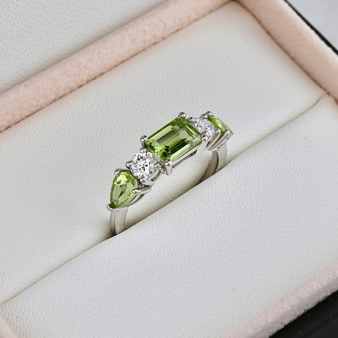 Bague, péridots et diamants Mathieu Blanchard Bague sur mesure avec péridots et diamants | Mathieu Blanchard Mathieu Blanchard Joaillerie