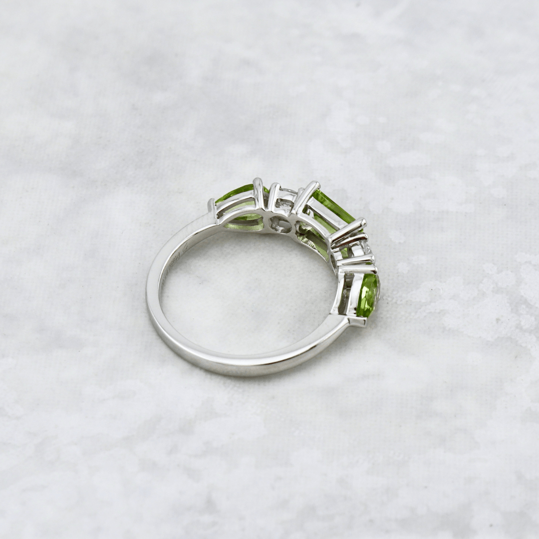Bague, péridots et diamants Mathieu Blanchard Bague sur mesure avec péridots et diamants | Mathieu Blanchard Mathieu Blanchard Joaillerie