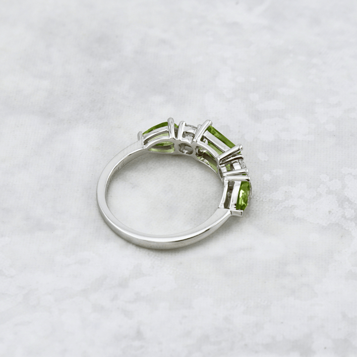 Bague, péridots et diamants Mathieu Blanchard Bague sur mesure avec péridots et diamants | Mathieu Blanchard Mathieu Blanchard Joaillerie