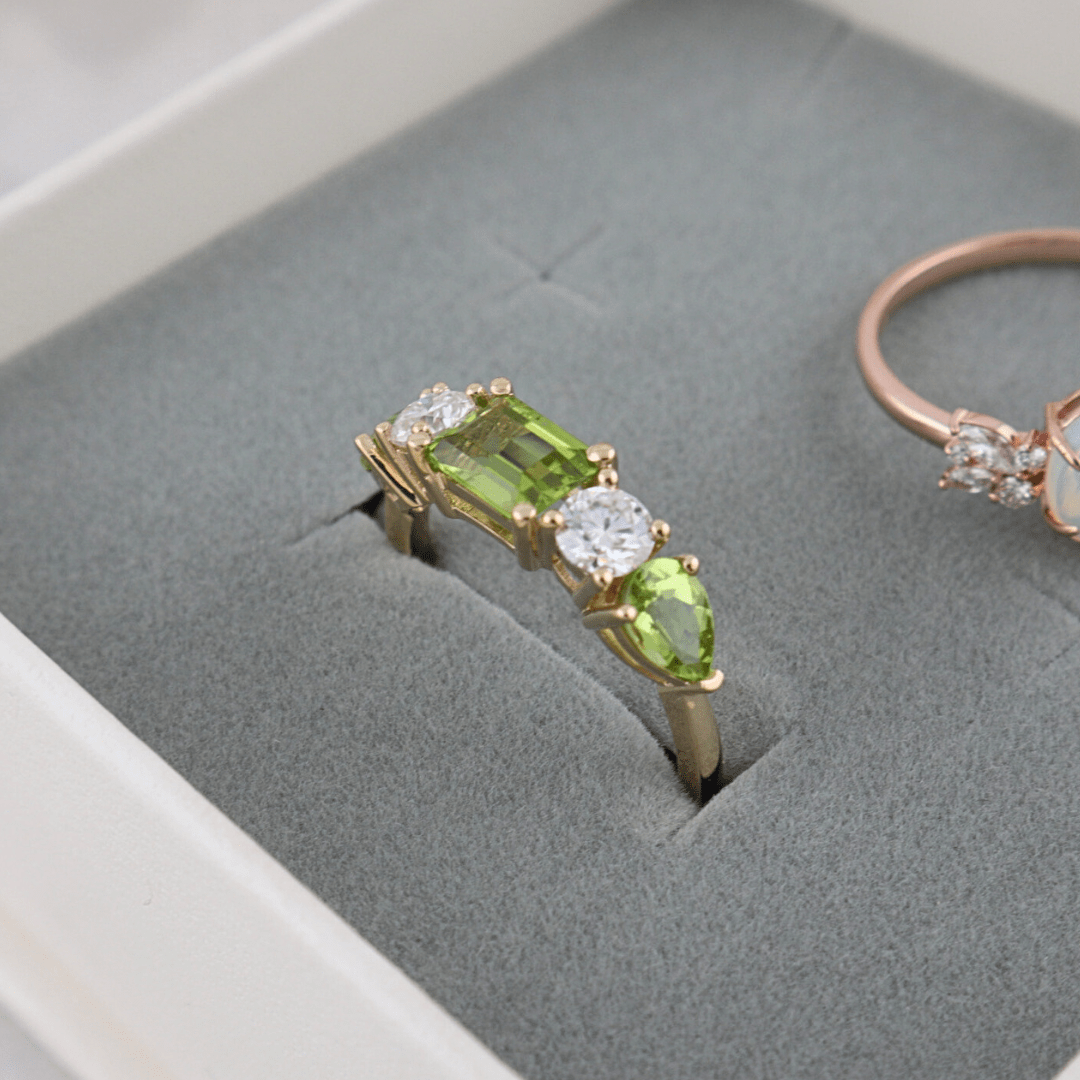 Bague, péridots et diamants Mathieu Blanchard Bague sur mesure avec péridots et diamants | Mathieu Blanchard Mathieu Blanchard Joaillerie