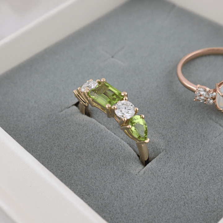Bague, péridots et diamants Mathieu Blanchard Bague sur mesure avec péridots et diamants | Mathieu Blanchard Mathieu Blanchard Joaillerie