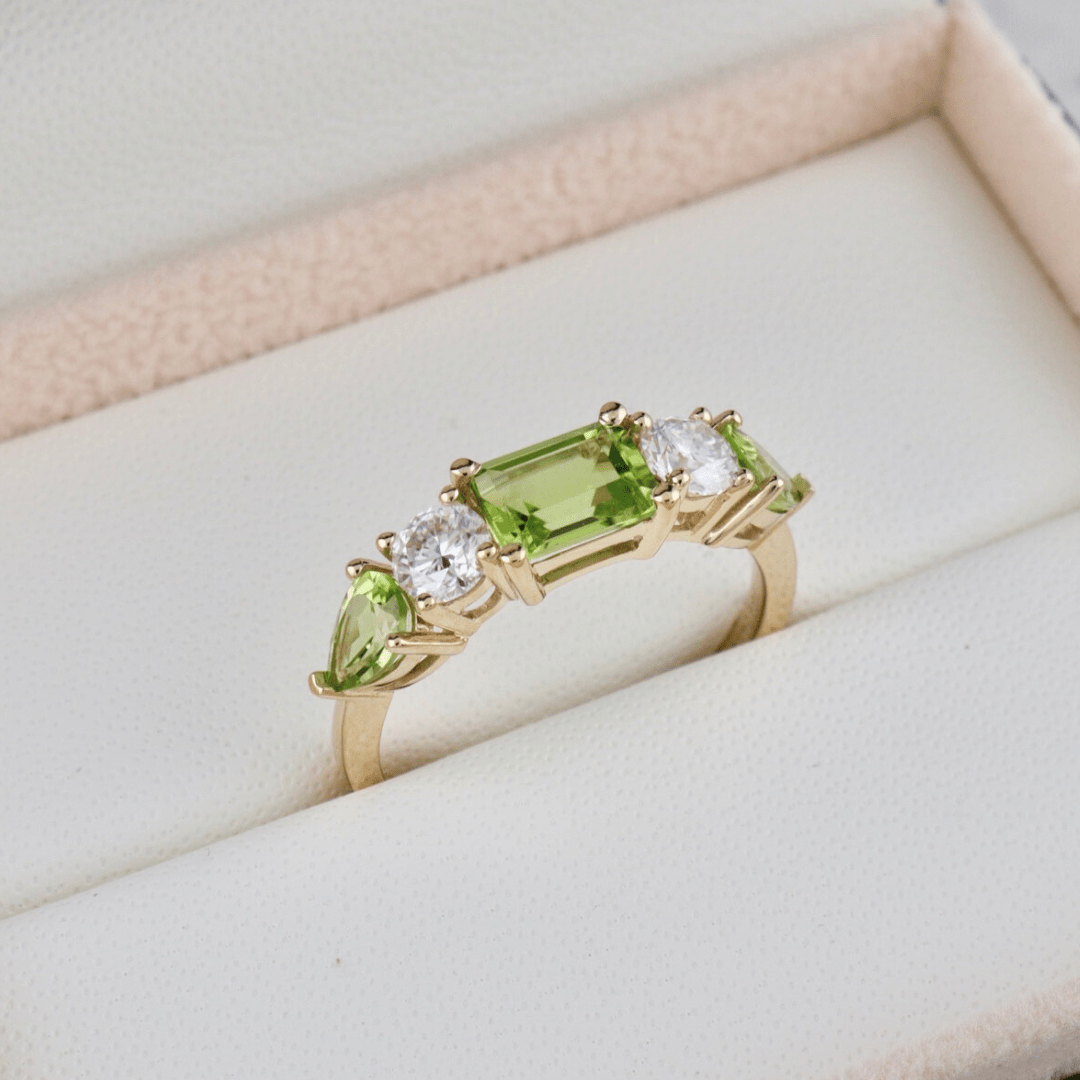 Bague, péridots et diamants Mathieu Blanchard Bague sur mesure avec péridots et diamants | Mathieu Blanchard Mathieu Blanchard Joaillerie