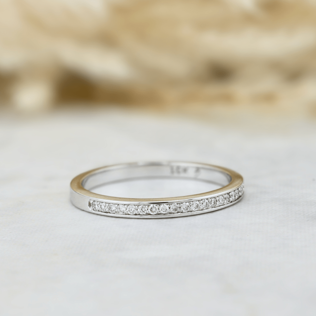 Bague Semi-éternité diamants 1mm Mathieu Blanchard Bagues Jonc de contour en or et diamants naturels 1 mm – Alliance femme | Mathieu Blanchard Joaillerie Mathieu Blanchard Joaillerie