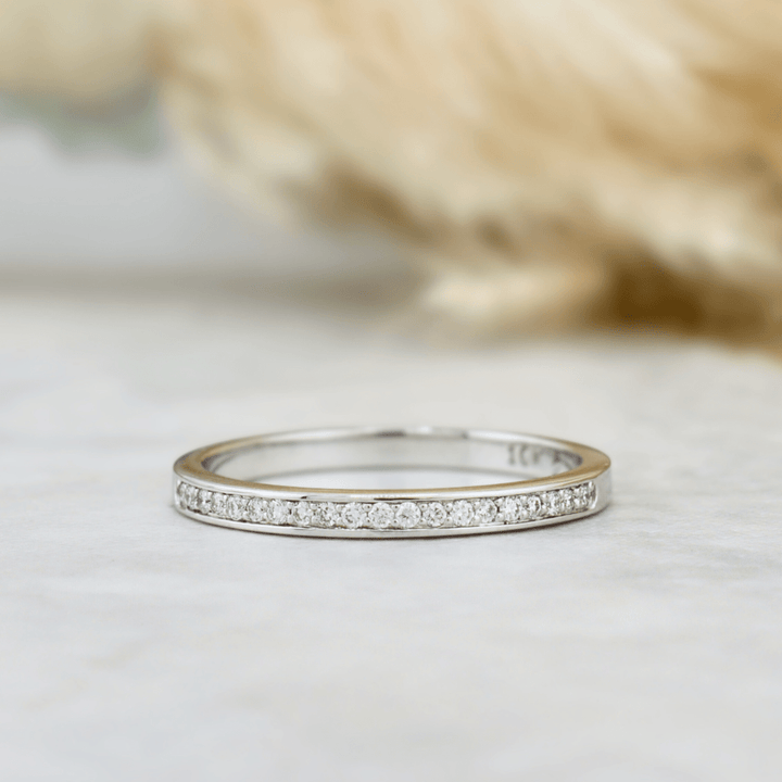 Bague Semi-éternité diamants 1mm Mathieu Blanchard Bagues Jonc de contour en or et diamants naturels 1 mm – Alliance femme | Mathieu Blanchard Joaillerie Mathieu Blanchard Joaillerie