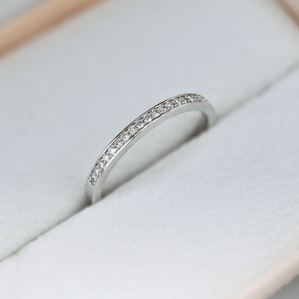 Bague Semi-éternité diamants 1mm Mathieu Blanchard Bagues Jonc de contour en or et diamants naturels 1 mm – Alliance femme | Mathieu Blanchard Joaillerie Mathieu Blanchard Joaillerie