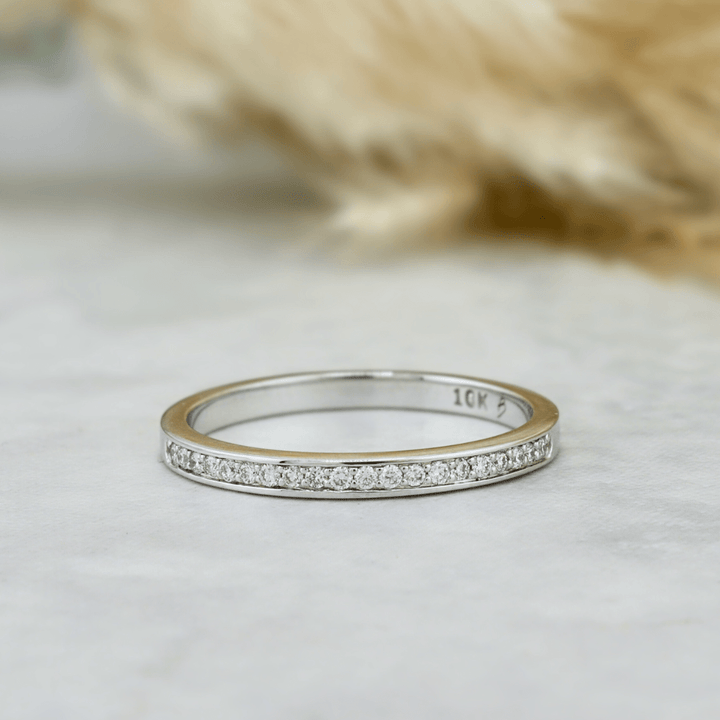 Bague Semi-éternité diamants 1mm Mathieu Blanchard Bagues Jonc de contour en or et diamants naturels 1 mm – Alliance femme | Mathieu Blanchard Joaillerie Mathieu Blanchard Joaillerie