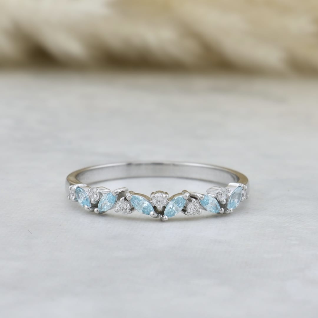 Bague semi-éternité Marquise diamants et Topaze bleue Mathieu Blanchard Bagues Jonc semi-éternité Marquise en or 14K, diamants et aigues-marines | Mathieu Blanchard Mathieu Blanchard Joaillerie