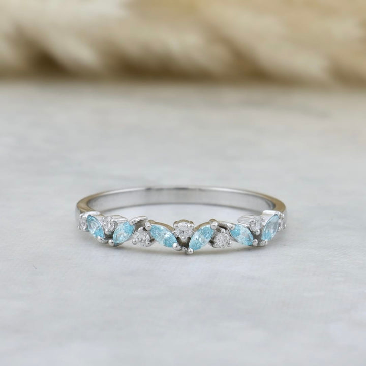 Bague semi-éternité Marquise diamants et Topaze bleue Mathieu Blanchard Bagues Jonc semi-éternité Marquise en or 14K, diamants et aigues-marines | Mathieu Blanchard Mathieu Blanchard Joaillerie