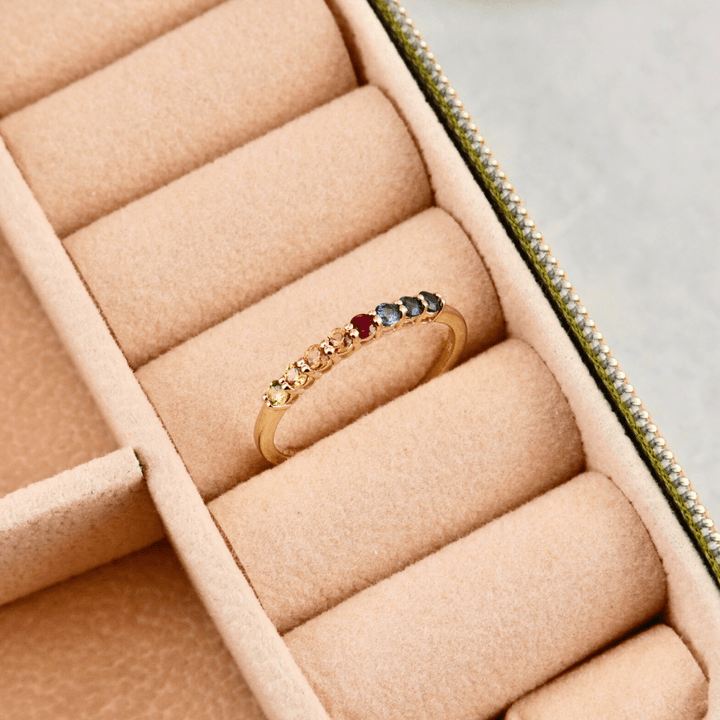 Bague semi-éternité Saphirs et Rubis Mathieu Blanchard Bagues Semi-éternité à arc-en-ciel saphirs et rubis  en or 14K | Mathieu Blanchard Mathieu Blanchard Joaillerie