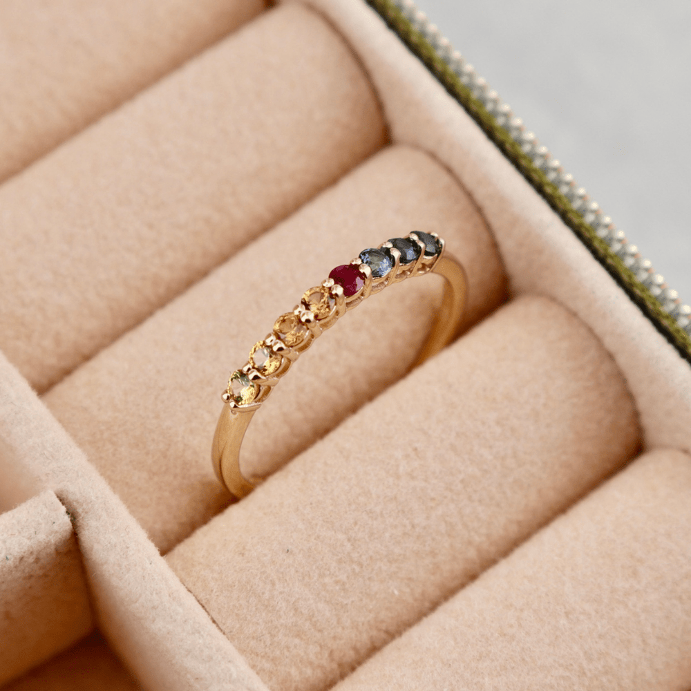 Bague semi-éternité Saphirs et Rubis Mathieu Blanchard Bagues Semi-éternité à arc-en-ciel saphirs et rubis  en or 14K | Mathieu Blanchard Mathieu Blanchard Joaillerie