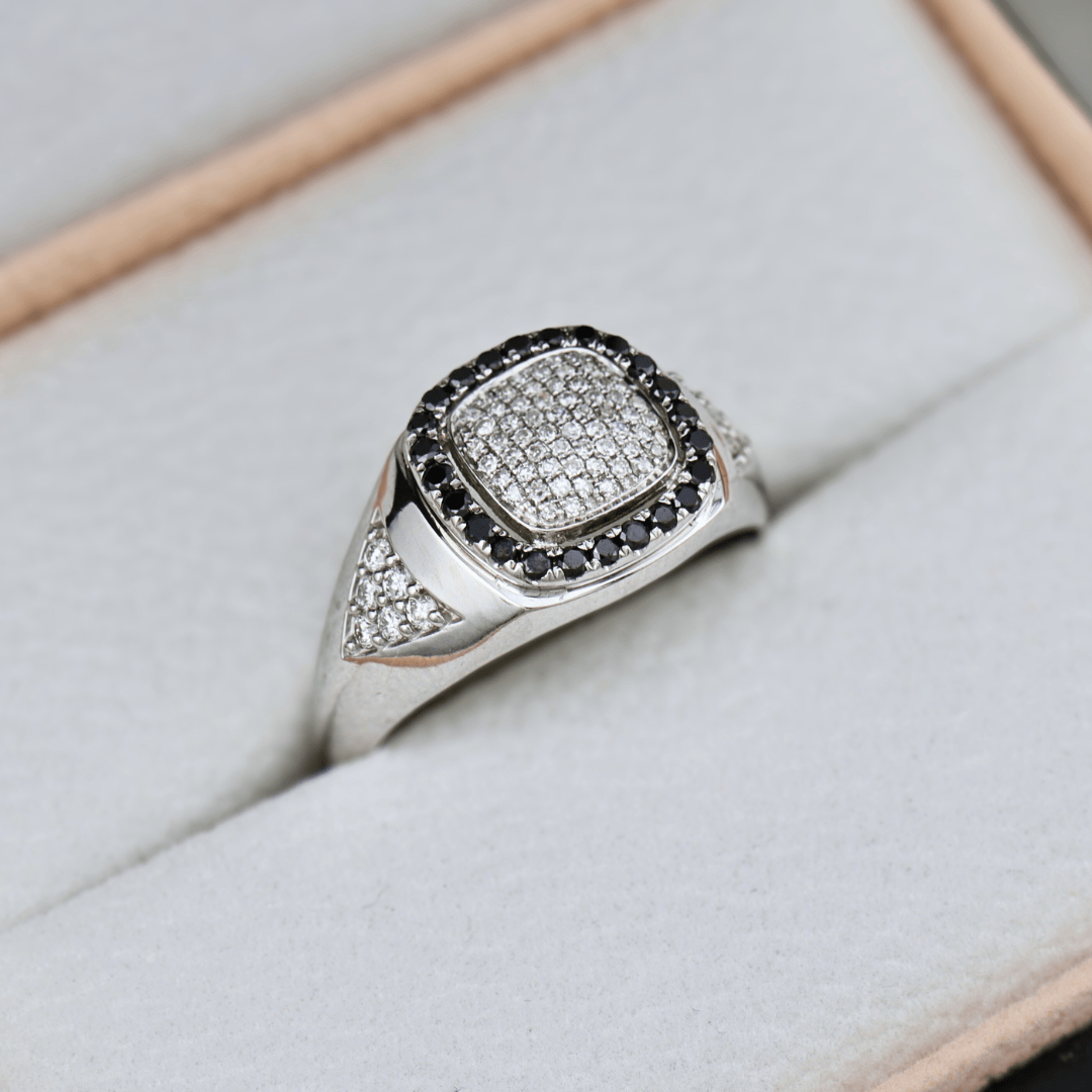 Bague Signet Diamants Noirs Mathieu Blanchard Bagues Bague Signet Diamants Noirs - Sur mesure | Mathieu Blanchard Joaillerie Mathieu Blanchard Joaillerie