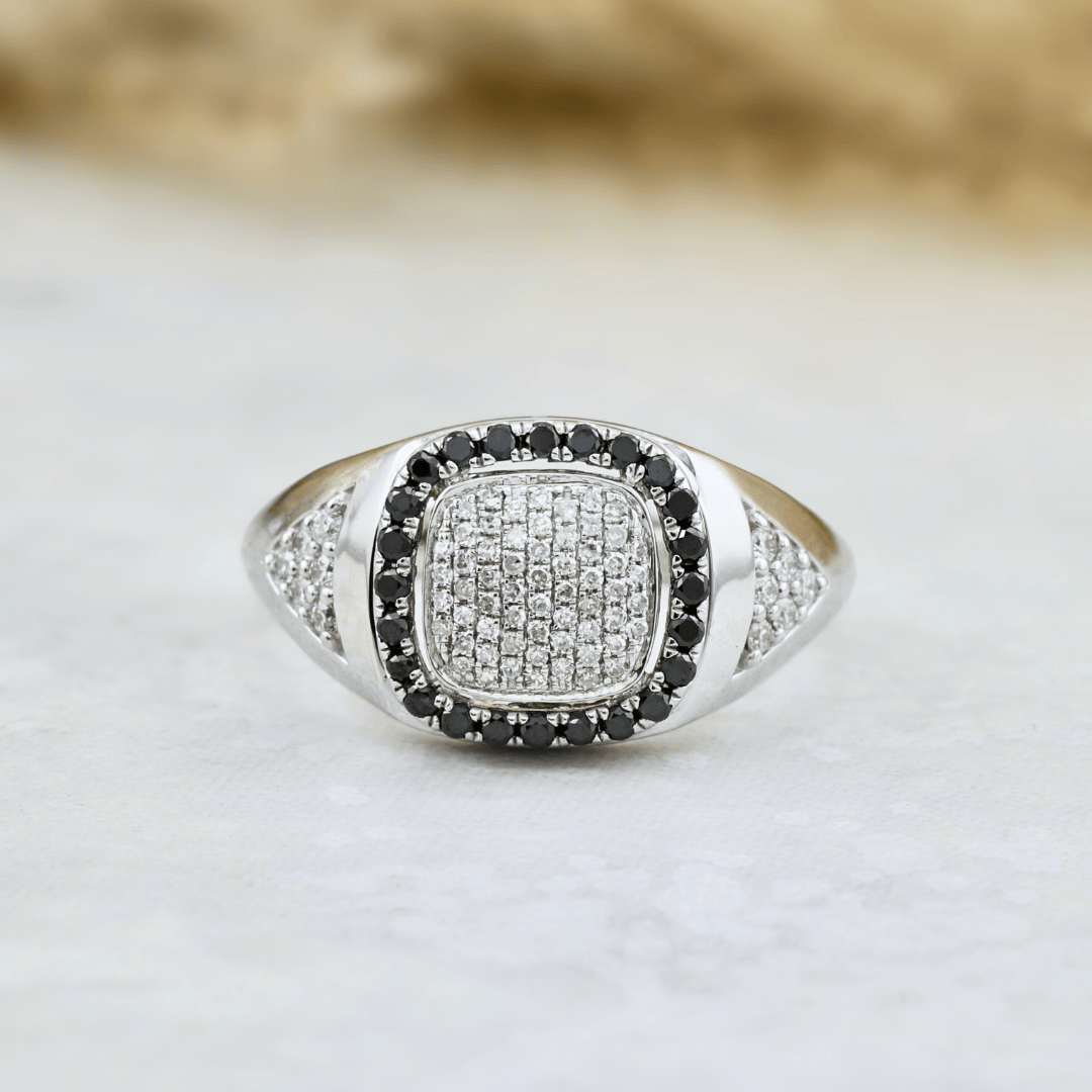 Bague Signet Diamants Noirs Mathieu Blanchard Bagues Bague Signet Diamants Noirs - Sur mesure | Mathieu Blanchard Joaillerie Mathieu Blanchard Joaillerie