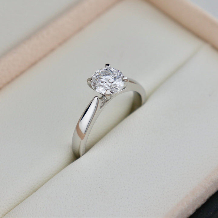 Bague solitaire Classique et diamant 1,05 ct en platine Mathieu Blanchard Bagues Bague de fiançailles Solitaire en platine et diamant 1,05ct | Mathieu Blanchard Mathieu Blanchard Joaillerie