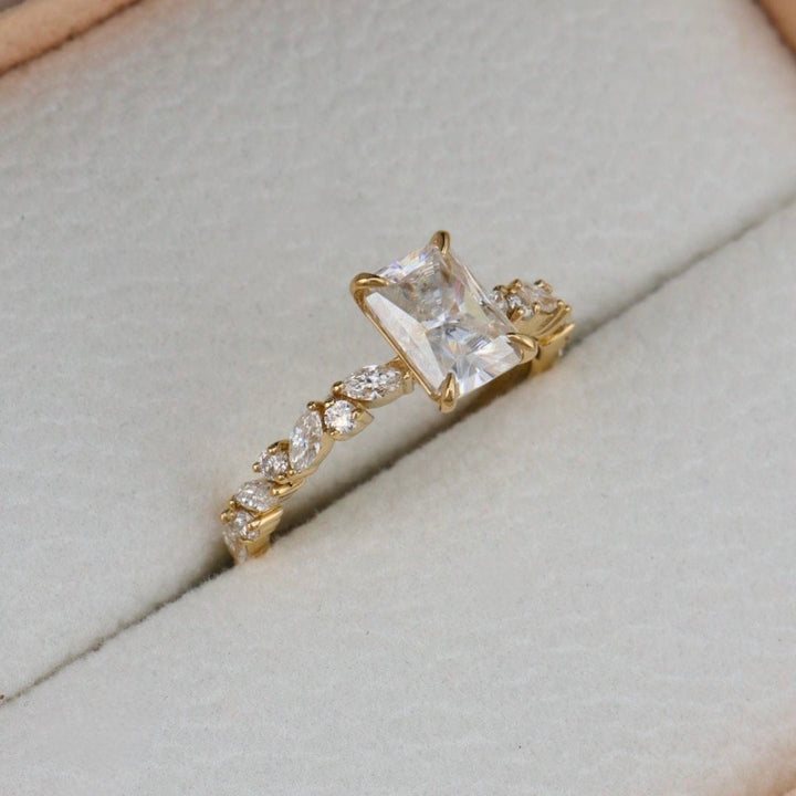 Bague solitaire Diamant Radiant &amp; Marquise Mathieu Blanchard Bagues Bague de fiançailles radiant 1ct &amp; Marquise | Mathieu Blanchard Mathieu Blanchard Joaillerie