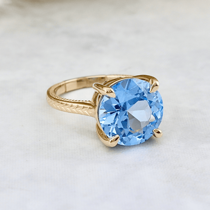 Bague Solitaire et saphir Mathieu Blanchard Bagues Bague Solitaire sur mesure en or jaune et saphir Aqua - Mathieu Blanchard Mathieu Blanchard Joaillerie