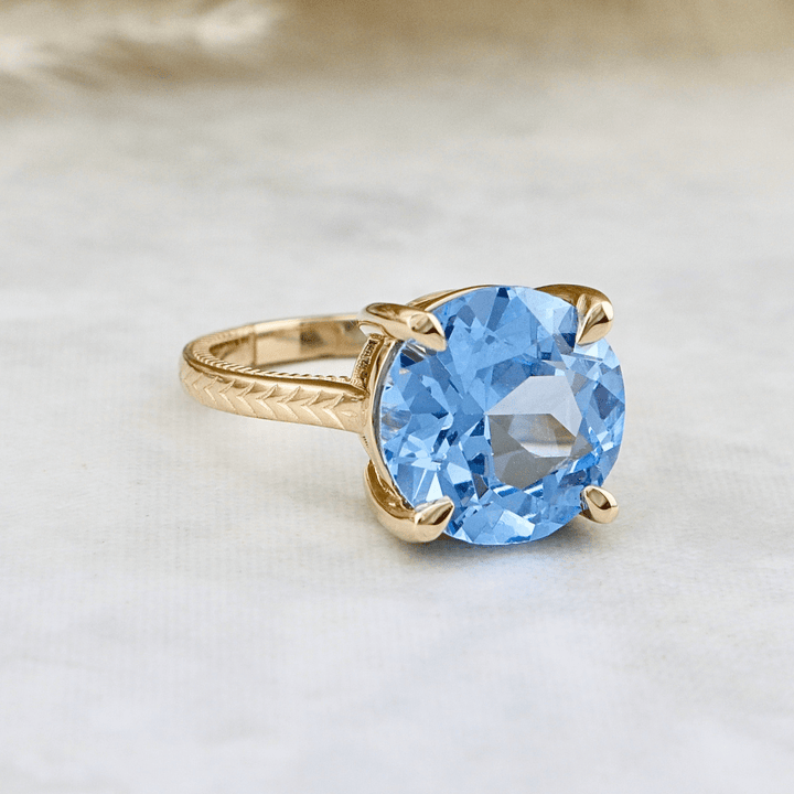 Bague Solitaire et saphir Mathieu Blanchard Bagues Bague Solitaire sur mesure en or jaune et saphir Aqua - Mathieu Blanchard Mathieu Blanchard Joaillerie