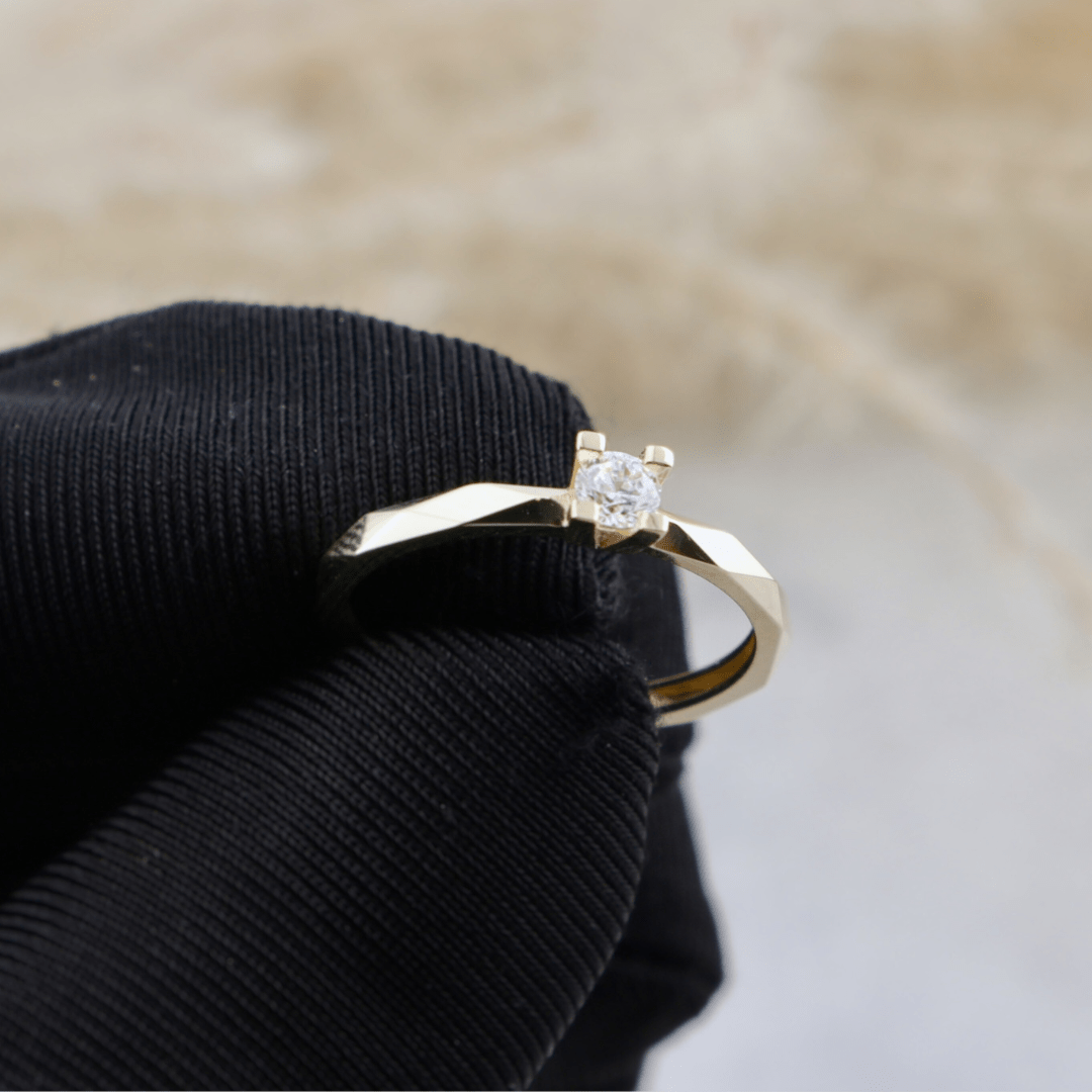 Bague solitaire Facette en or jaune 10K - Bagues Bague solitaire à facettes en or 10K |  Mathieu Blanchard Mathieu Blanchard Joaillerie