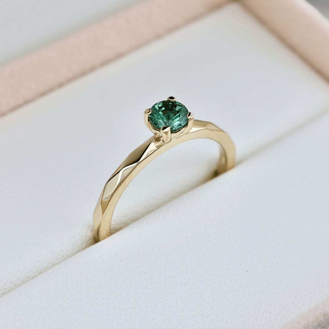 Bague solitaire Facette Saphir Bleu Vert Mathieu Blanchard Bagues Bague solitaire Facette Saphir Teal - Sur mesure | Mathieu Blanchard Mathieu Blanchard Joaillerie