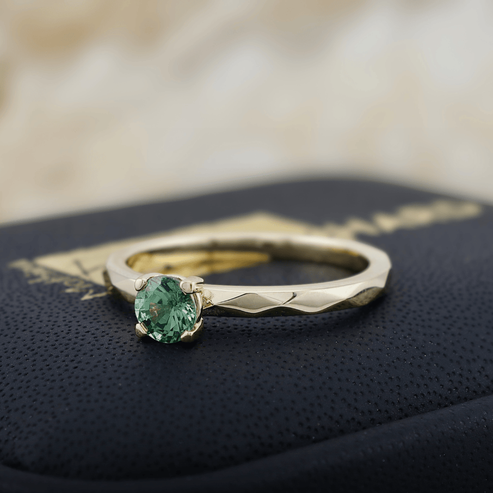 Bague solitaire Facette Saphir Bleu Vert Mathieu Blanchard Bagues Bague solitaire Facette Saphir Teal - Sur mesure | Mathieu Blanchard Mathieu Blanchard Joaillerie