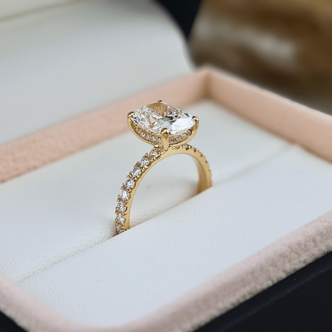 Bague solitaire Halo et diamant cushion 2.5 ct Mathieu Blanchard Bagues Bague de fiançailles Cushion allongé 2.5 ct et halo caché | Mathieu Blanchard Mathieu Blanchard Joaillerie