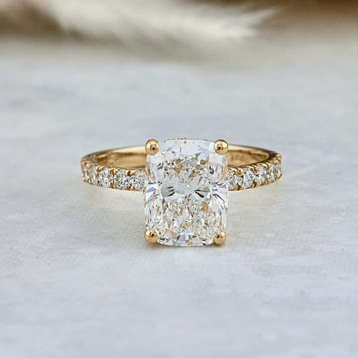Bague solitaire Halo et diamant cushion 2.5 ct Mathieu Blanchard Bagues Bague de fiançailles Cushion allongé 2.5 ct et halo caché | Mathieu Blanchard Mathieu Blanchard Joaillerie