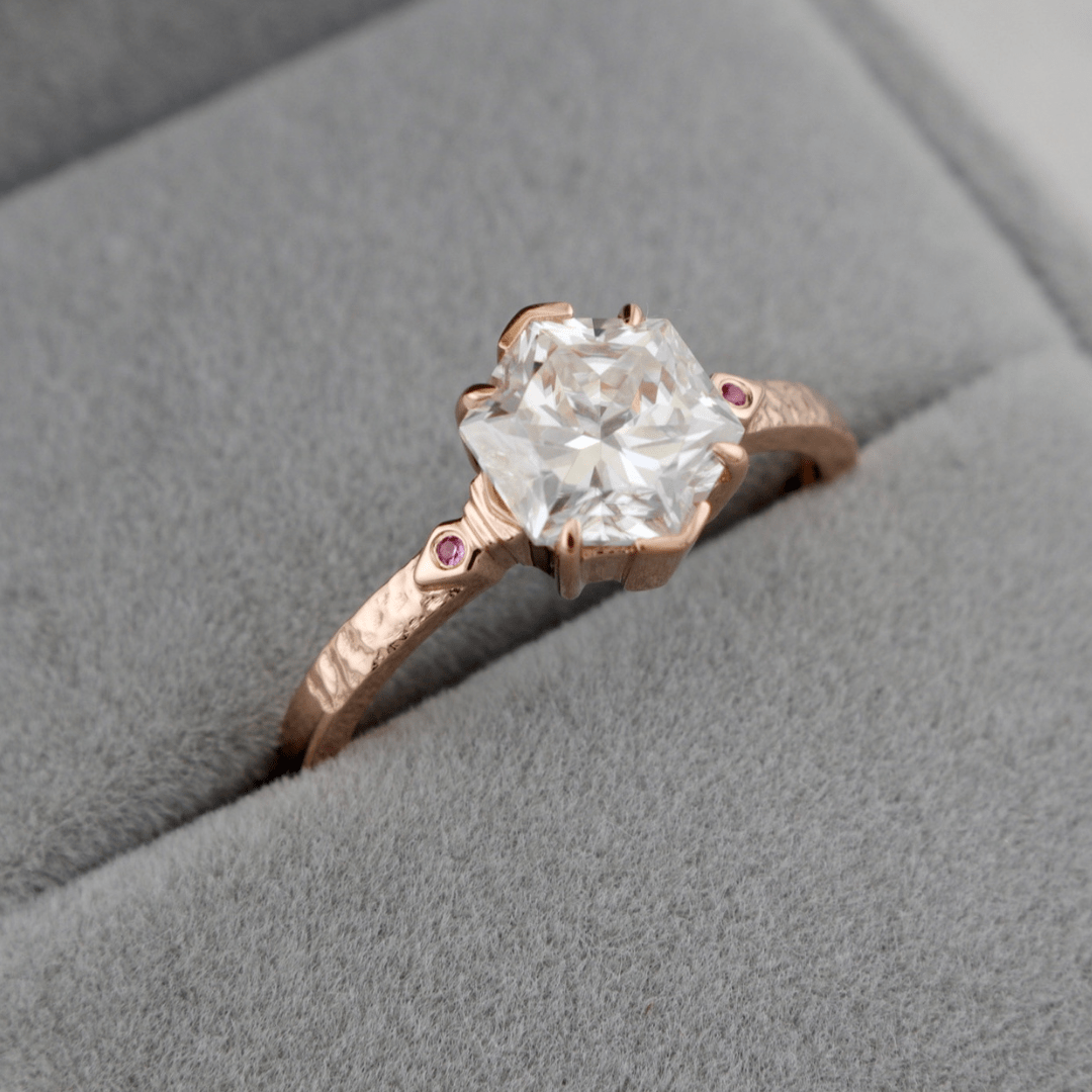 Mathieu Blanchard Bagues Bague solitaire Martelée Hexagone en or 14K -18K, rubis et moissanite