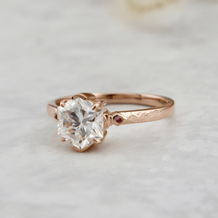 Mathieu Blanchard Bagues Bague solitaire Martelée Hexagone en or 14K -18K, rubis et moissanite