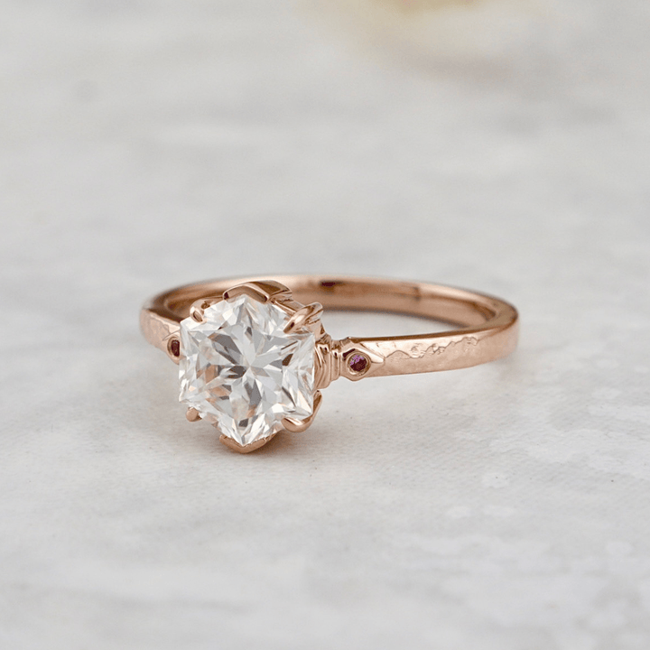 Mathieu Blanchard Bagues Bague solitaire Martelée Hexagone en or 14K -18K, rubis et moissanite