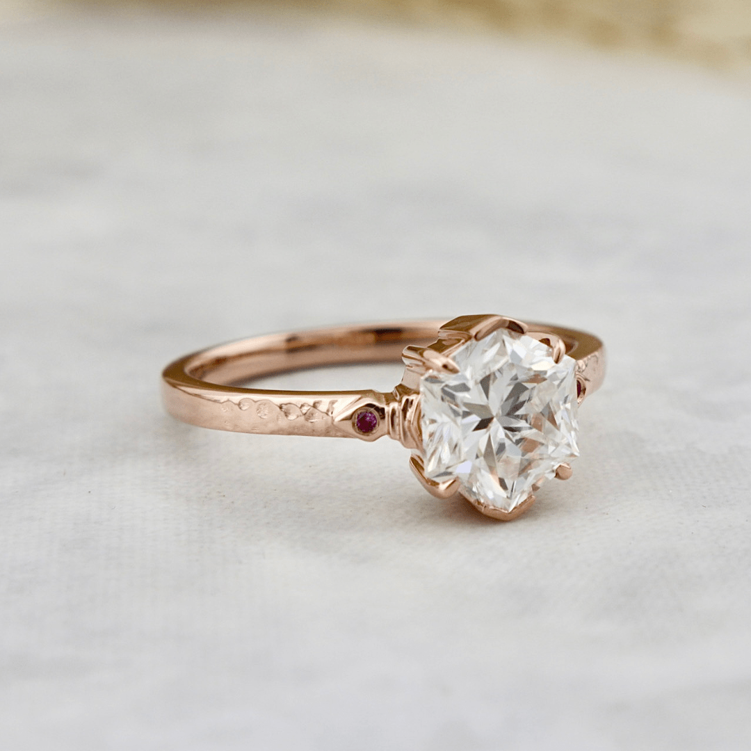 Bague solitaire Martelée Hexagone, rubis et moissanite 2ct Mathieu Blanchard Bagues Bague solitaire 2CT en or 14K-18K et moissanite Hexagone Mathieu Blanchard Joaillerie