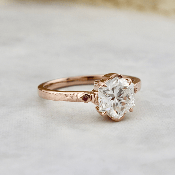 Bague solitaire Martelée Hexagone, rubis et moissanite 2ct Mathieu Blanchard Bagues Bague solitaire 2CT en or 14K-18K et moissanite Hexagone Mathieu Blanchard Joaillerie