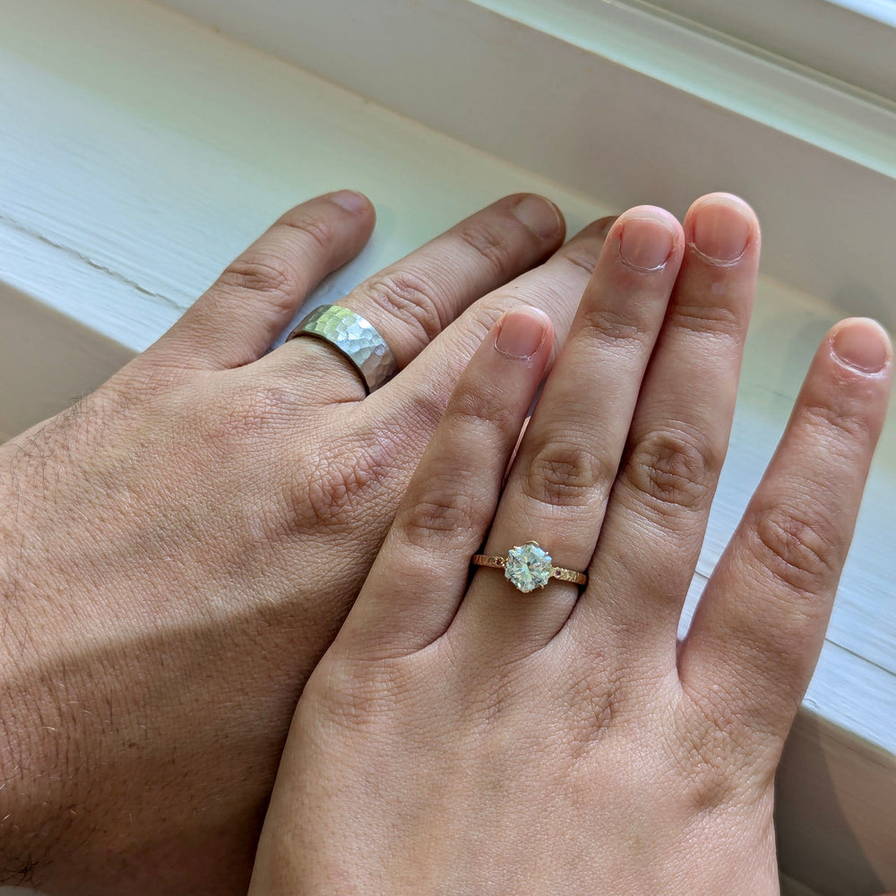 Bague solitaire Martelée Hexagone, rubis et moissanite 2ct Mathieu Blanchard Bagues Bague solitaire 2CT en or 14K-18K et moissanite Hexagone Mathieu Blanchard Joaillerie