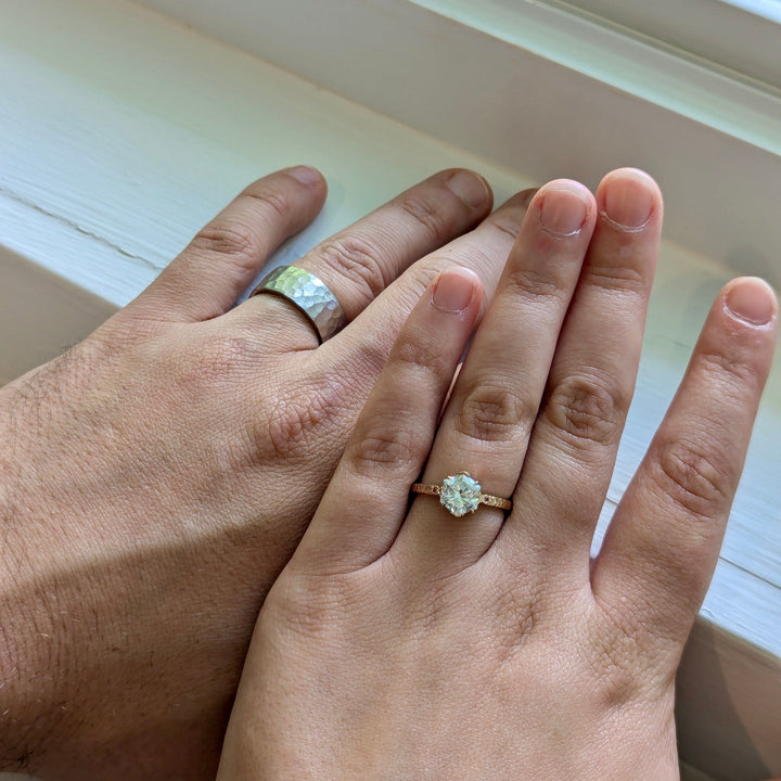 Bague solitaire Martelée Hexagone, rubis et moissanite 2ct Mathieu Blanchard Bagues Bague solitaire 2CT en or 14K-18K et moissanite Hexagone Mathieu Blanchard Joaillerie