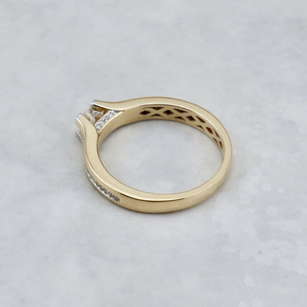 Bague Suspension Halo caché et diamants d’accent Mathieu Blanchard Bagues Bague de fiançailles Suspension — Halo caché et diamants d’accent | Mathieu Blanchard Mathieu Blanchard Joaillerie