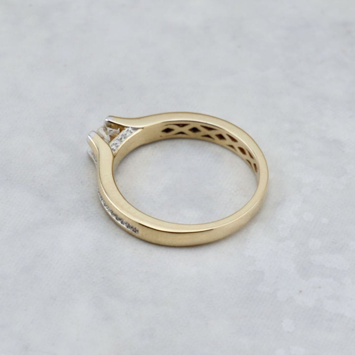 Bague Suspension Halo caché et diamants d’accent Mathieu Blanchard Bagues Bague de fiançailles Suspension — Halo caché et diamants d’accent | Mathieu Blanchard Mathieu Blanchard Joaillerie