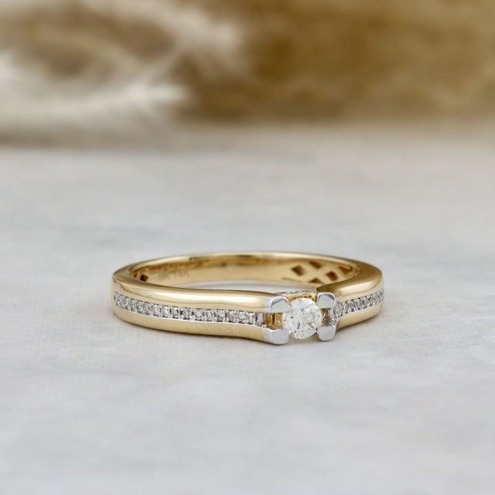 Bague Suspension Halo caché et diamants d’accent Mathieu Blanchard Bagues Bague de fiançailles Suspension — Halo caché et diamants d’accent | Mathieu Blanchard Mathieu Blanchard Joaillerie