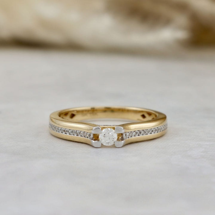 Bague Suspension Halo caché et diamants d’accent Mathieu Blanchard Bagues Bague de fiançailles Suspension — Halo caché et diamants d’accent | Mathieu Blanchard Mathieu Blanchard Joaillerie