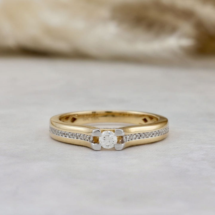 Bague Suspension Halo caché et diamants d’accent Mathieu Blanchard Bagues Bague de fiançailles Suspension — Halo caché et diamants d’accent | Mathieu Blanchard Mathieu Blanchard Joaillerie
